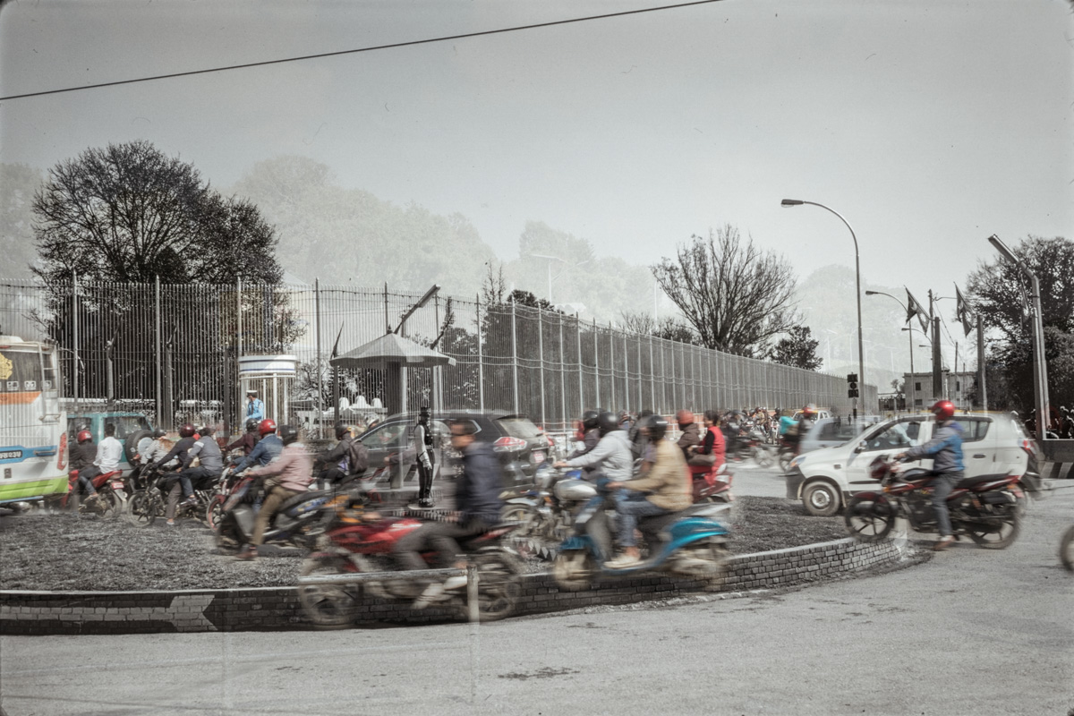 An image composed by two superimposed photographs showing the same Kathmandu crossing in 1975 and in 2018. 